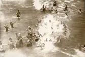 Badande badgäster i Binz på ön Rügen, sommaren 1930 (enligt text i album).