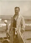 Tandläkare Gunnar Högberg på stranden i Binz på ön Rügen, sommaren 1930 (enligt text i album).