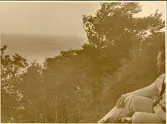 Tandläkare Gunnar Högberg beundrar utsikten vid utsiktsplats Kieköwer på ön Rügen, sommaren 1930 (enligt text i album).