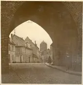 Stadsmursporten Kniepertor i Stralsund, Tyskland, sommaren 1930 (enligt text i album).