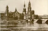 Vy över Dresden med Ständehaus (riksdagshus), Schloss (stadsslott), Hofkirche (hovkyrka) samt Augustusbron som korsar floden Elbe, sommaren 1930 (enligt text i album).