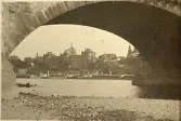 Vy över Belvedere, Dresden, sommaren 1930 (enligt text i album). Belvedere är namnet på fyra nöjespalats som stod efter varandra på det nordöstra hörnet av Brühlterassen i Dresden, sett genom en båge på Augustusbron. Källa: Stadtwiki Dresden.