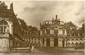Zwinger i Dresden, sommaren 1930 (enligt text i album). Zwinger är ett barockkomplex som uppfördes 1710-1728 av arkitekten Matthäus Daniel Pöppelmann åt August den starke. Källa: Wikipedia.