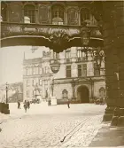 Schlossübergang, en historisk bro i Dresden som förbinder slottet med den katolska hovkyrkan, sommaren 1930 (enligt text i album).