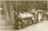 Dresden: Hygiene-ausstellung, sommaren 1930 (enligt text i album). Internationella hygienutställningen som ägde rum i Dresden, Tyskland, hade enormt med besökare och pga. det stora området fanns en utställningsbana för att transportera besökare mellan de olika hallarna. Källa: Wikipedia.