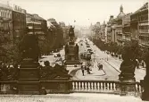 Václavplatsen med ryttarstatyn föreställande Wencel av Böhmen i Prag, sommaren 1930 (enligt text i album).