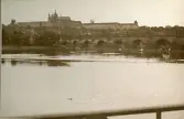 Vy över floden Moldau och Hradschin (Pragborgen) i bakgrunden, Prag, sommaren 1930 (enligt text i album).