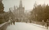 Karlsbron med de historiska tornet och de berömda statyerna i Prag, sommaren 1930 (enligt text i album).