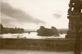 Karlsbron med de berömda statyerna och utsikt över floden Moldau i Prag, sommaren 1930 (enligt text i album).