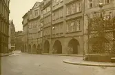 Malé námestí (Lilla torget) är ett pittoreskt, triangulärt torg i Prags gamla stad, sommaren 1930 (enligt text i album).