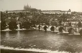 Prag: Karlûv most (Karlsbron) och Hradcany (Pragborgen), sommaren 1930 (enligt text i album).