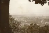 Prag: Utsikt från Petrín, sommaren 1930 (enligt text i album). Petrín är en kulle med stort grönområde som består av fyra olika parker och ett stort antal gångvägar. Källa: Google.