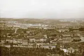 Prag: Utsikt från Rozhledna, sommaren 1930 (enligt text i album). Rohzhledna betyder utsiktstorn. (Källa Wikipedia).