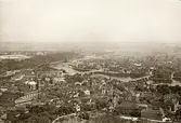 Prag: Utsikt från Rozhledna, sommaren 1930 (enligt text i album). Rohzhledna betyder utsiktstorn. (Källa Wikipedia).