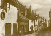 Prag: Alkemistgatan eller Gyllene gatan, sommaren 1930 (enligt text i album). Gatan har varit hem åt såväl alkemister som de i det kejserliga följet på 1500-1600 talet. (Källa: prague.fm).