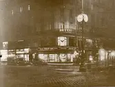 Wien: Kärntner strasse, sommaren 1930 (enligt text i album). Kärntner strasse är en av de mest berömda gatorna i Wiens centrum. (källa: Wikipedia).