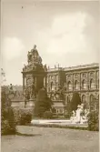 Wien: Maria Theresia monument, sommaren 1930 (enligt text i album). Monumentet är beläget vid Maria-Theresien-Platz mellan Naturhistoriska och Konsthistoriska museet i Wien. (Källa: Wikipedia).