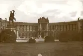 Wien: Neue Hofburg, sommaren 1930 (enligt text i album). Neue Hofburg var en del av Habsburgarnas palats, bilden visar Heldenplatz framför palatset med ryttarstatyn av ärkehertig Karl . (Källa: Wikipedia).