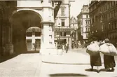 Gatan Opernring i staden Wien, sommaren 1930 (enligt text i album).