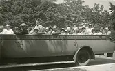 Öppen sightseeingbuss (charabanc) på guidad tur i Wien, sommaren 1930 (enligt text i album).