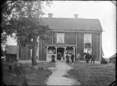 Sällskap framför hus
