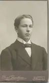 Ateljéporträtt av Per Pettersson (1896 - 1981), okänt årtal. Son till skräddare Johan Pettersson, Vommedal. En av Bröderna Pettersson Skrädderi & Herrekipering.