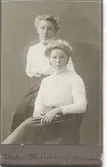 Ateljéporträtt av systrarna Svea Johansson (1892 - 1976) och Anna Johansson (1892 - 1966, gift Vessberg), okänt årtal.