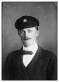 Ateljéporträtt av Viktor Larsson (1891 - 1966), Heljered Västergård 
