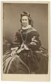 Porträtt på drottning Josefina i helfigur, sittande.