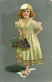 Gratulationskort med motiv av en flicka med en blomkorg. På baksidan en hälsning på tioårsdagen. Adresserat Ellen Sundberg.