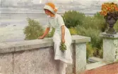 Vykort med motiv av en kvinna sittande på stenmur. Text på baksidan med födelsedagshälsning.