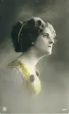 Brevkort med bild av en kvinna på framsidan. Namnsdagshälsning på baksidan. Adresserat till Ellen Sundberg.
