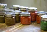 Glasburkar med pigment
