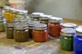 Glasburkar med pigment
