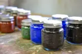 Glasburkar med pigment