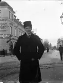 Fotograf Olof Östling utanför sin fotoateljé på Vaksalagatan 16, Uppsala