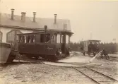 Ångdressinen Majorn vid lokstallet i Jädraås (enligt text i album).