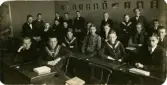 Skolklass i Läroverket, Gävle, 1917. Pojken i översta raden, fjärde från vänster, heter Edwin Sedwall, född 1901, är far till givaren.