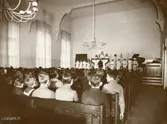Hvitfeldtsskolan (Hvitfeldtska) uppfördes åren 1915-1919 och arkitekt var Ernst Torulf.
Luciafest i Hvitfeldtsskolans aula.
Rektorsgatan 2