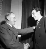 Herrar i samband med fotbollsmatch ÖSK - Surahammars IF, 1950-05-29