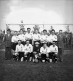 Lagbild i samband med fotbollsmatch ÖSK - Surahammars IF, 1950-05-29