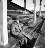 På läktaren i samband med fotbollsmatch ÖSK - Djurgårdens IF, 1950-10-22