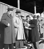 Vid läktaren i samband med fotbollsmatch ÖSK - Djurgårdens IF, 1950-10-22