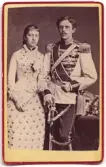 Porträtt på kronprins Gustaf och prinsessan Victoria.