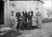 Familj vid hus