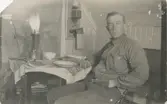 John Johansson  (1898 - 1966)  sitter vid ett dukat köksbord i Kållered Stom 