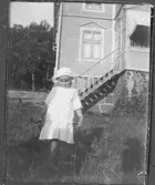 Astrid Gustafsson (gift Jägerström) står på gårdsplanen till Kållered Stom 