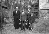 Familjen Johansson står samlad utanför sitt hem då det är sonen Sven Görans konfirmation, Kållered Stom 
