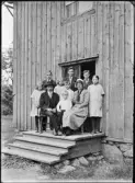 Familj vid hus