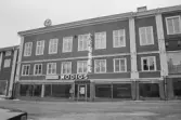 Vågmannen 9+10. Byggnad I, fasad från nordväst. Modigs mattor. 